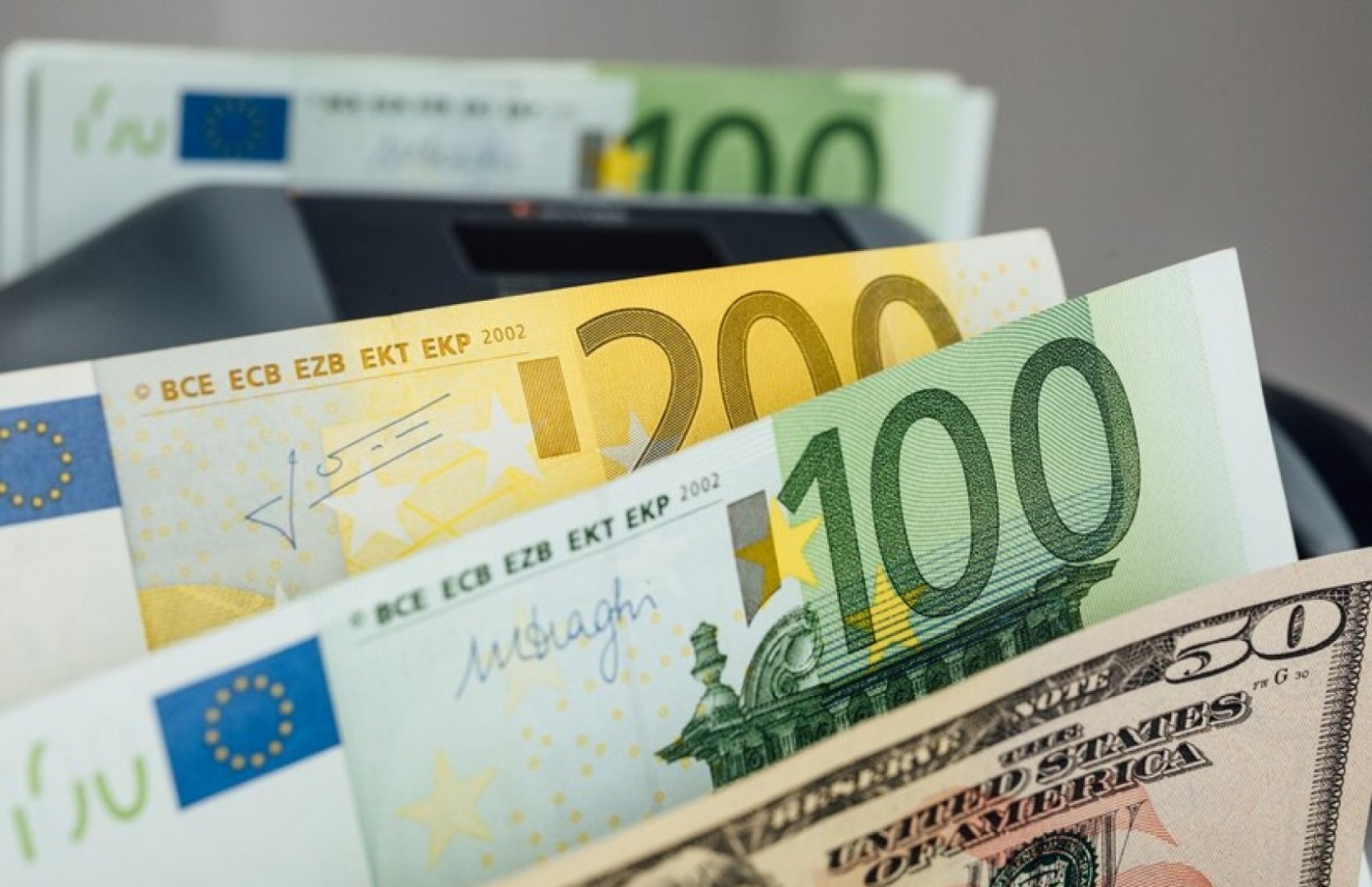 Курс валют в Украине: что лучше покупать - доллары или евро