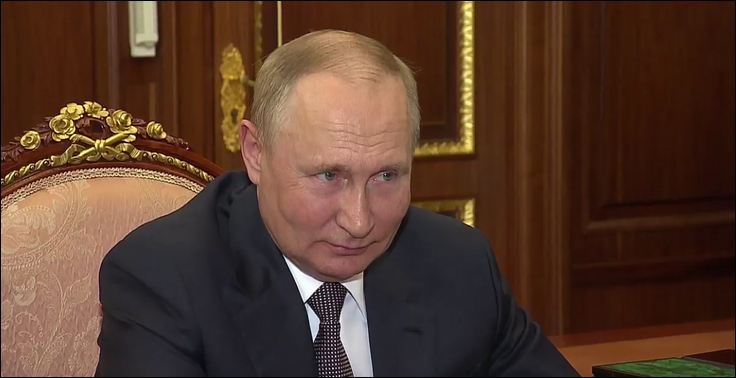 Росія на межі рецесії, але Путін продовжує "ламати комедію", - Bloomberg
