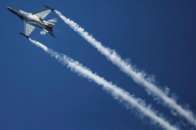 Венесуэльские F-16 демонстративно пролетели над эсминцем США