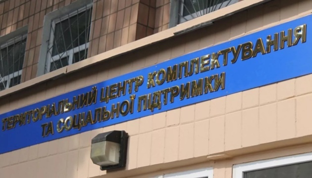 В Луцке толпа людей повредила служебный автомобиль ТЦК