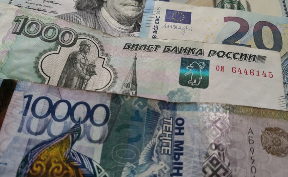 Рубль продовжує дешевшати: "дерев'яний" оновив багатомісячні мінімуми