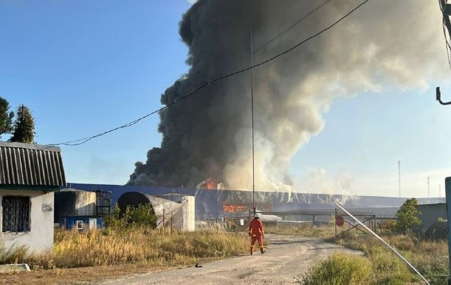 Через атаку дронів під Києвом спалахнув склад логістичного центру