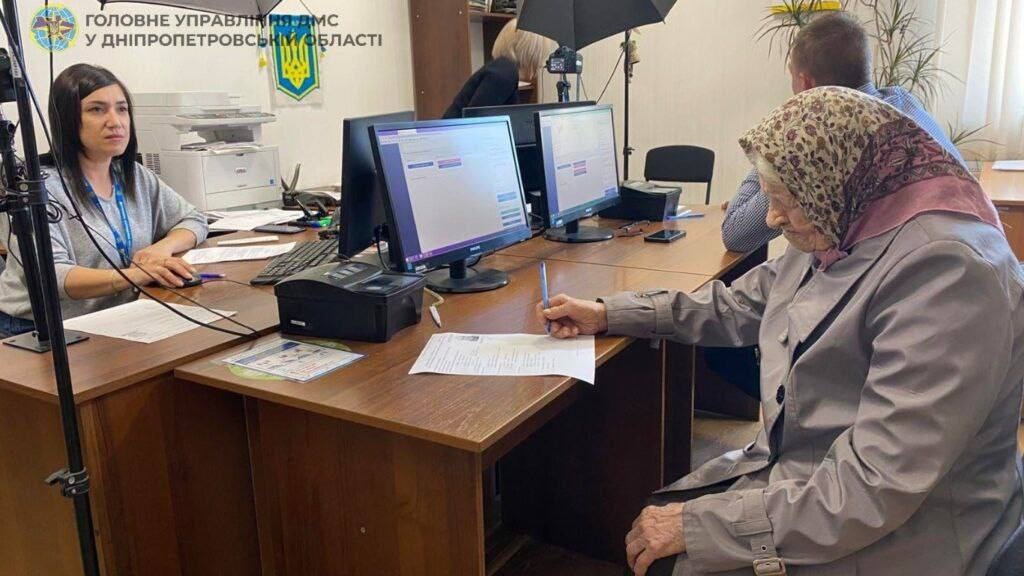 В Павлограде 101-летняя женщина оформила загранпаспорт и уезжает к родным в Германию