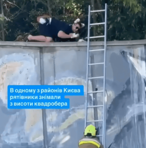 В Киеве квадробер забрался на высоту, но без помощи спасателей не смог спуститься