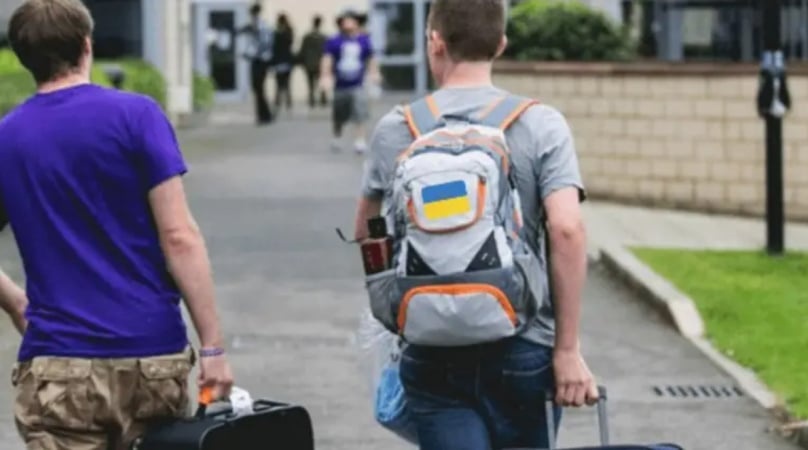 Виїзд 18–22 років за кордон: молоді люди почали масово звільнятися з роботи, - експерт