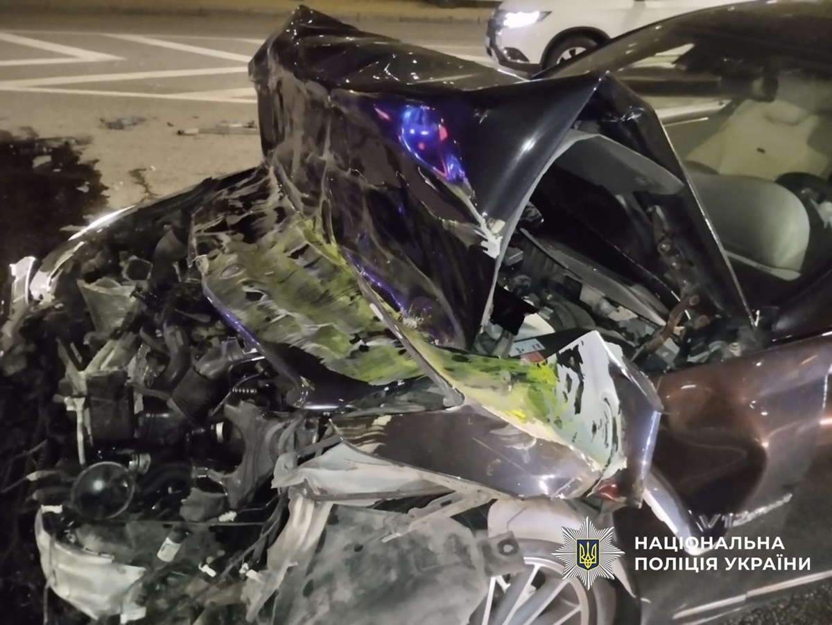 В Киеве пьяный водитель Mercedes врезался в маршрутку