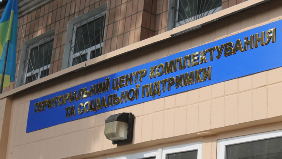 Група невідомих людей напала на ТЦК у Калуші та звільнила "заручників"