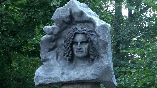 Пам'ятник Кузьмі Скрябіну на Житомирщині викликав хвилю критики