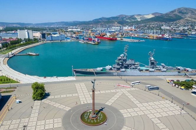 Новороссийск атаковали дроны с моря и воздуха: были взрывы, возник пожар