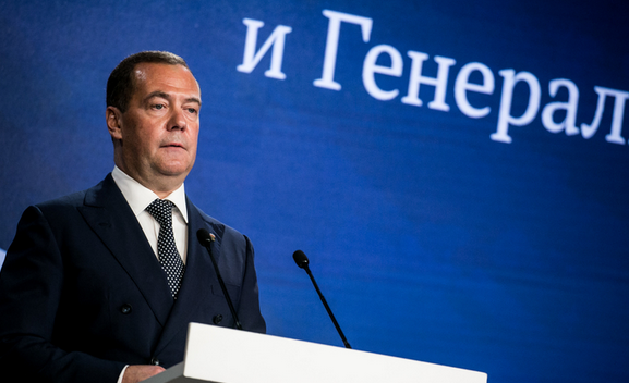 Зеленський запропонував мешканцям Кремля шукати бомбосховища: із Медведєвим трапилася істерика