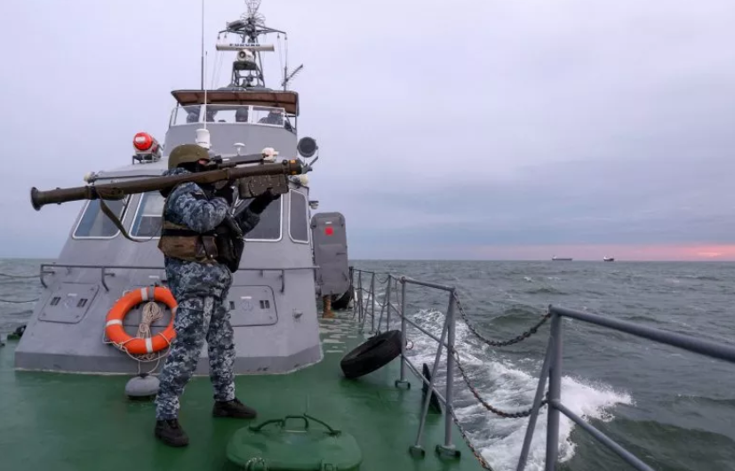 Російський ракетний корабель в Азовському морі тікав від дронів, але врізався в танкер