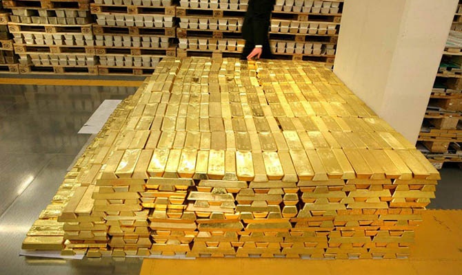Ціни на золото вперше перевищили 3800 доларів за унцію