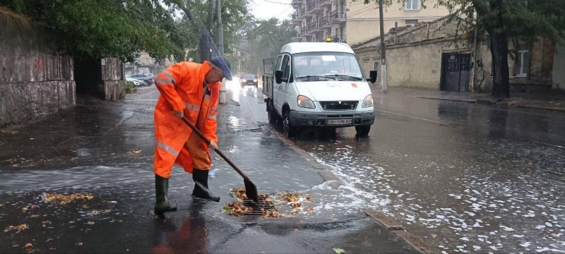 Одессу накрыл сильный ливень: в разных районах города парализовано дорожное движение
