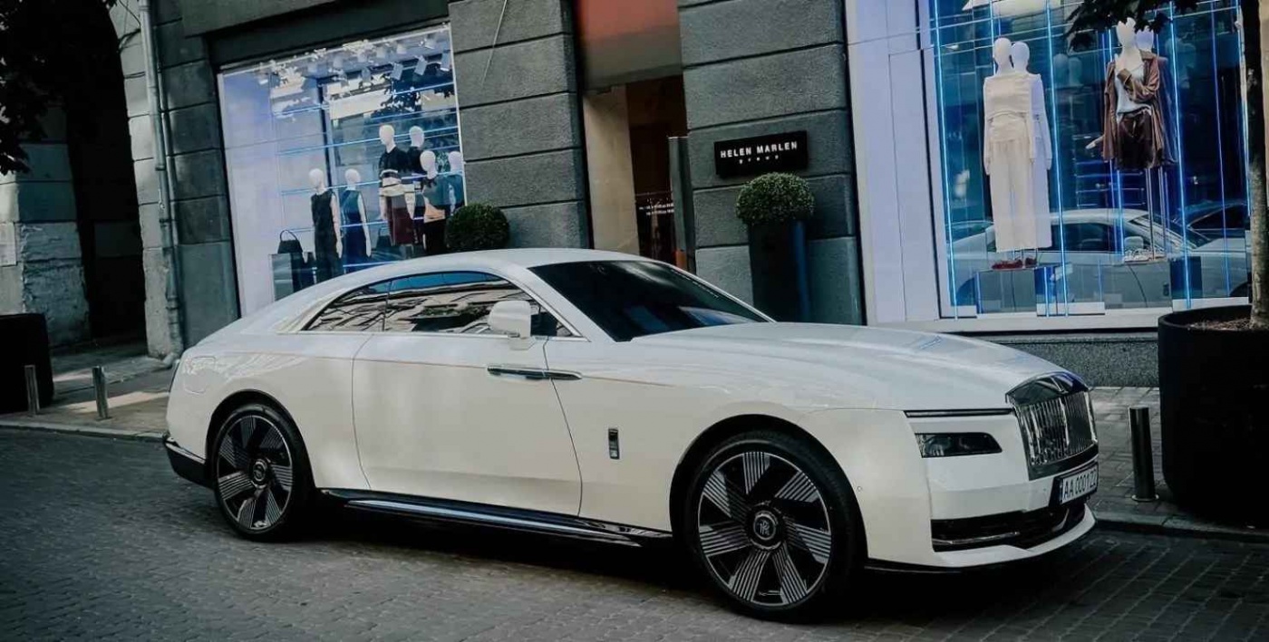 У центрі Києва помітили новий Rolls-Royce Spectre: купе є найдорожчим електрокаром