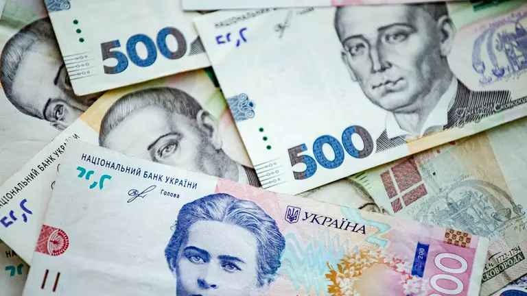Середня зарплата українців за місяць значно знизилася - Держстат