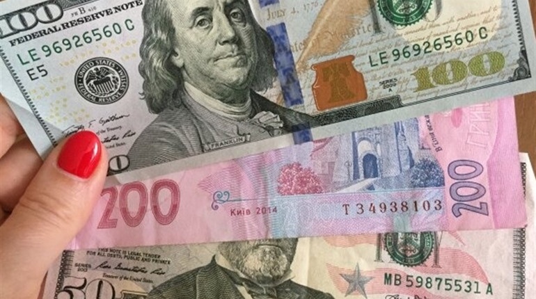 Курс продовжив зниження: долар та євро подешевшали в обмінниках