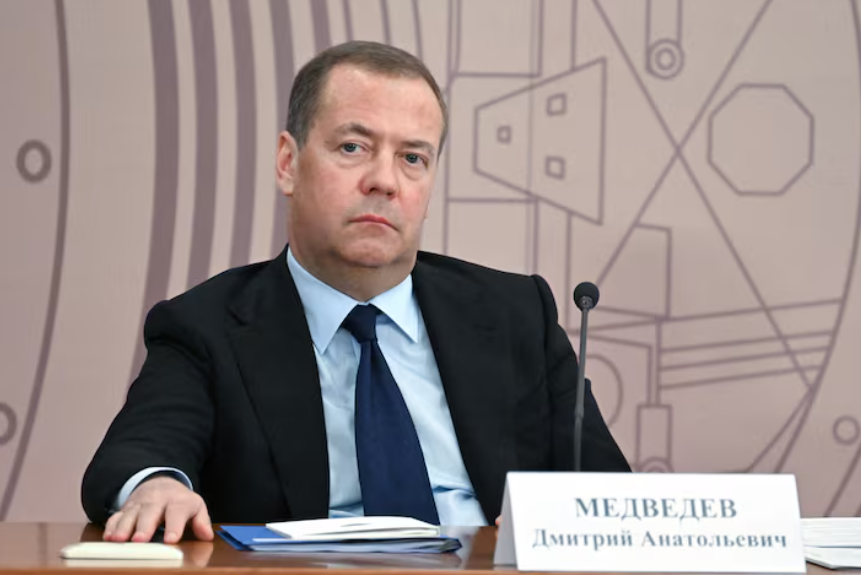 "Новий епізод трилер-серіалу": Медведєв відповів Трампу на "дурну людину"