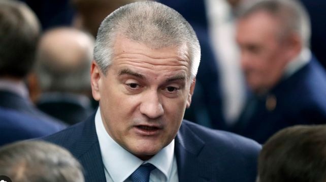 Не больше 20 литров в руки: оккупанты в Крыму урезали бензиновый лимит