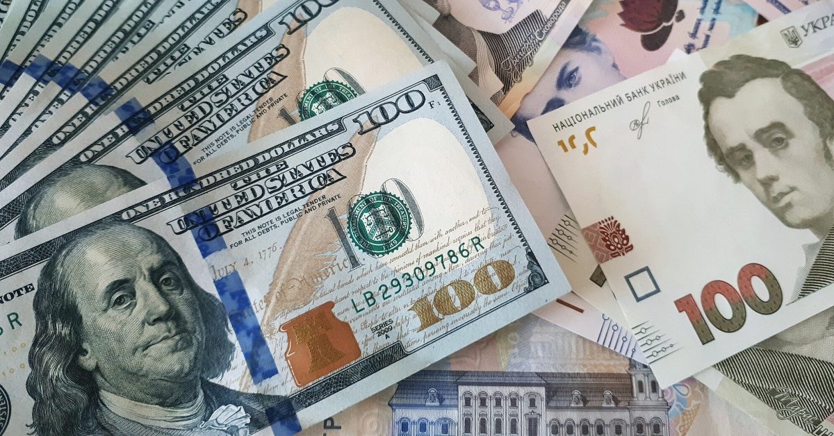 Долар та євро подорожчали: скільки коштує валюта в обмінниках