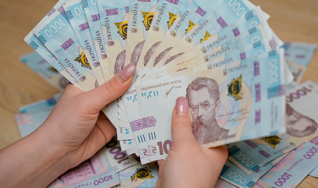 Зарплати чиновників перевищують середні по Україні: скільки грошей платять