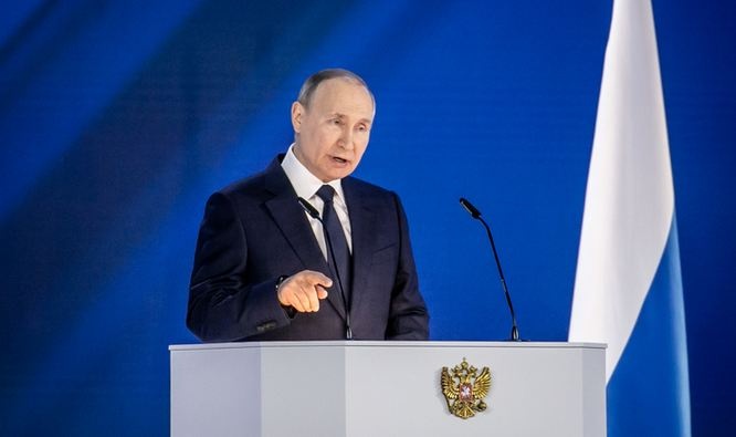 Путин вылез на трибуну и пожаловался на НАТО