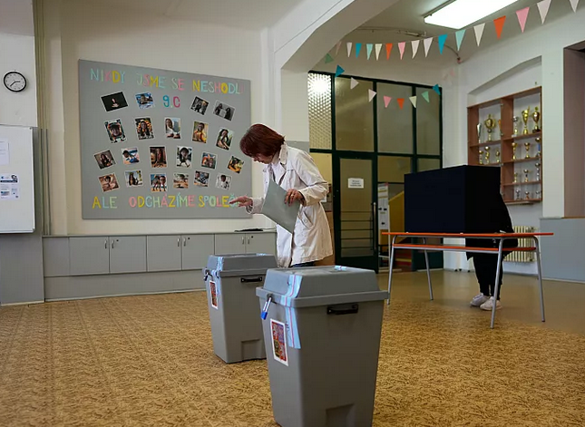 Чехия второй день голосует на парламентских выборах, важных для Украины