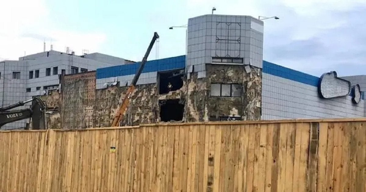 В Киеве сносят популярный в прошлом ТЦ: что построят вместо него