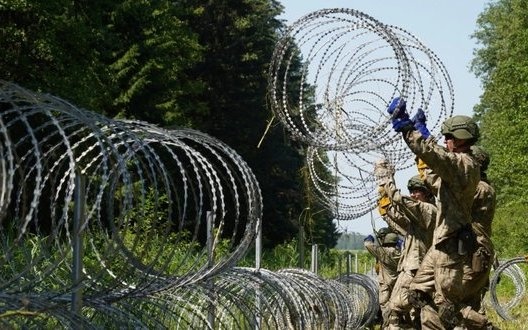 Кризис демократии: человечество катится к автократии, - The Guardian