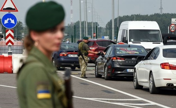 Выезд мужчин 18-22 года за границу: кого не выпускают из Украины