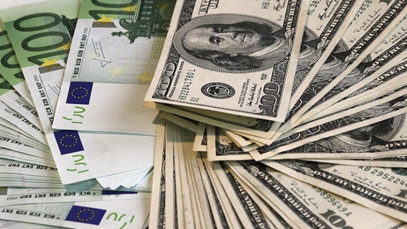 Курс валют в обмінниках: скільки коштують долар та євро