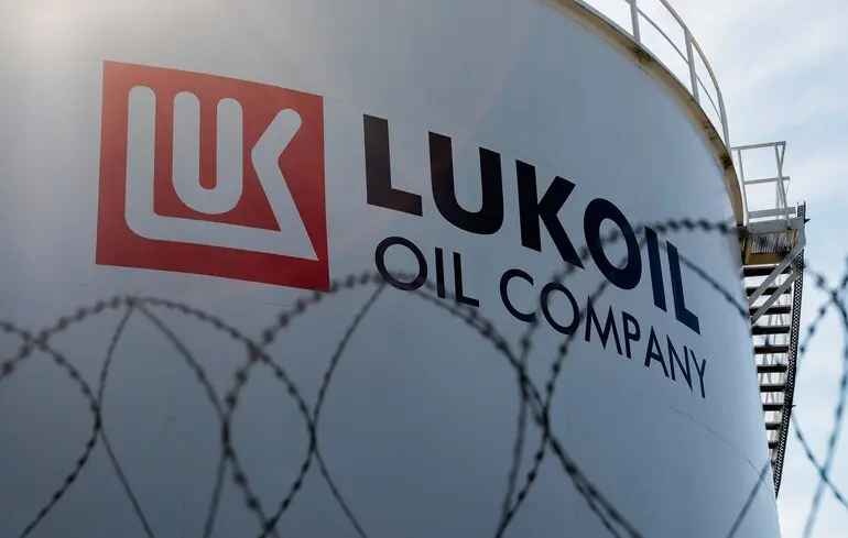 Акции российских "Лукойл" и "Роснефть" стремительно подешевели после введения санкций