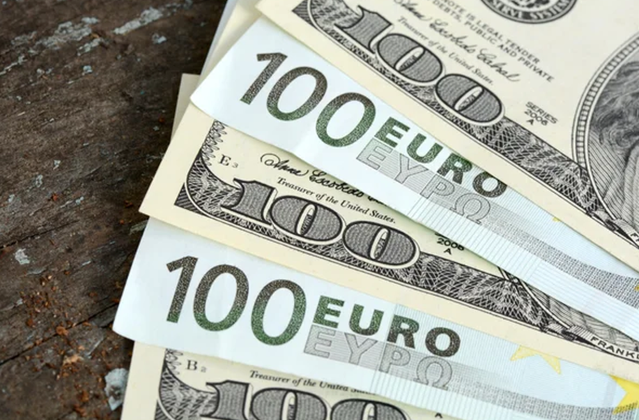 Долар та євро продовжують дорожчати в обмінниках: скільки сьогодні коштує валюта