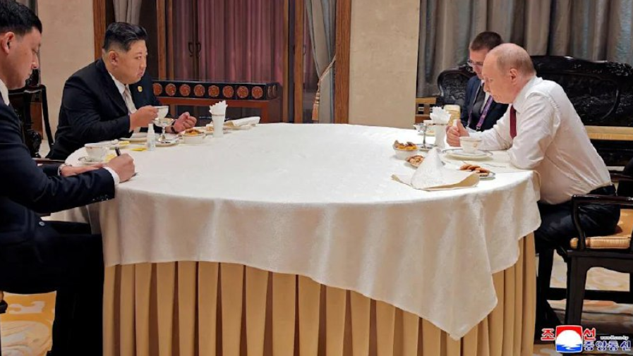 «Все йде за планом»: Путін через главу МЗС КНДР передав послання Кім Чен Ину