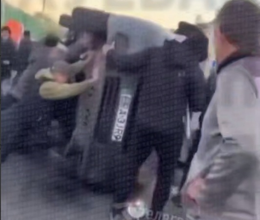 В Одессе разъяренная толпа совершила самосуд над представителями ТЦК: больше всего пострадал бус