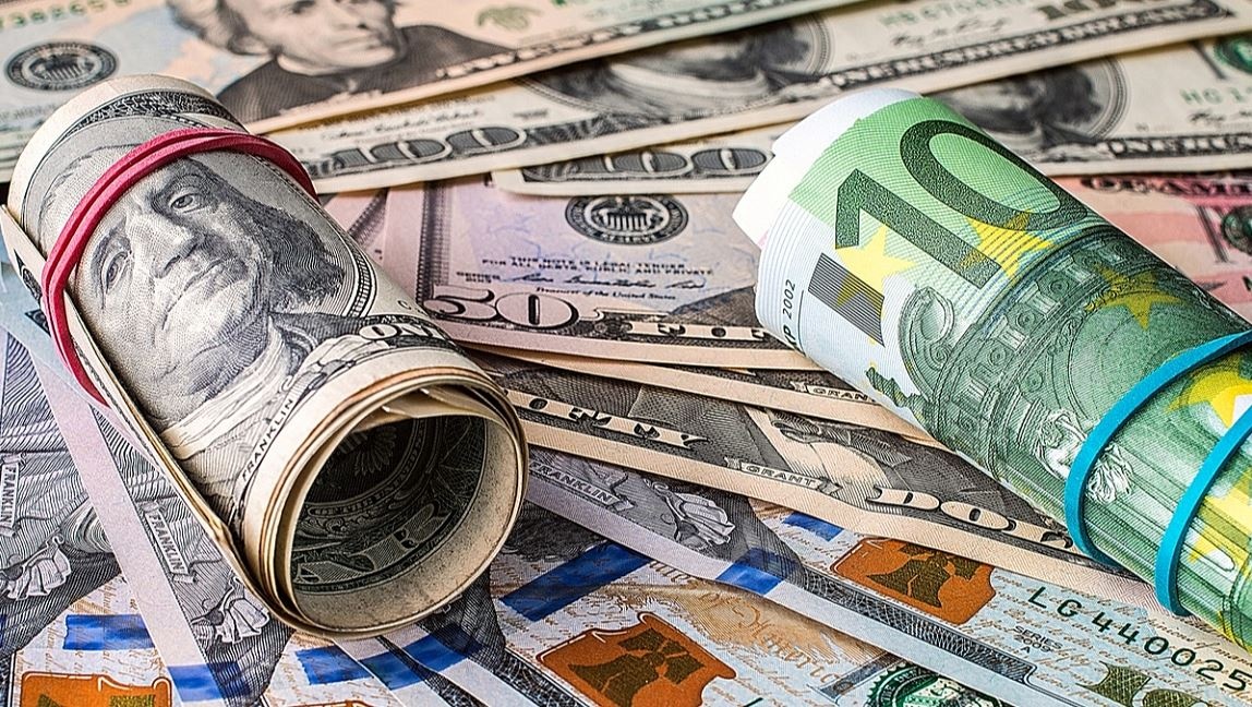 Доллар и евро в обменниках: сколько сегодня стоит валюта