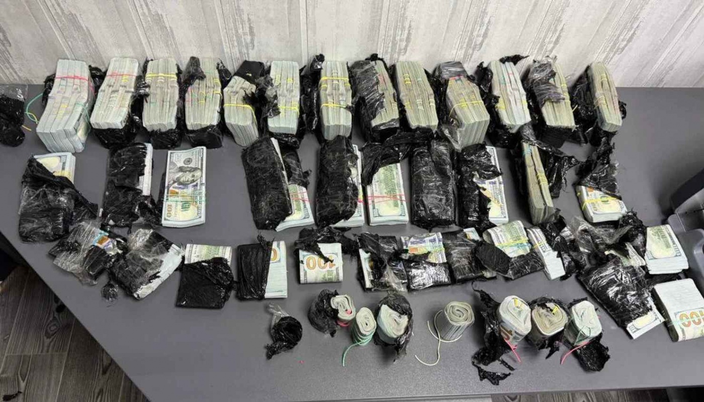 Украинка попыталась вывезти за границу $970 тысяч в моторном отсеке автомобиля