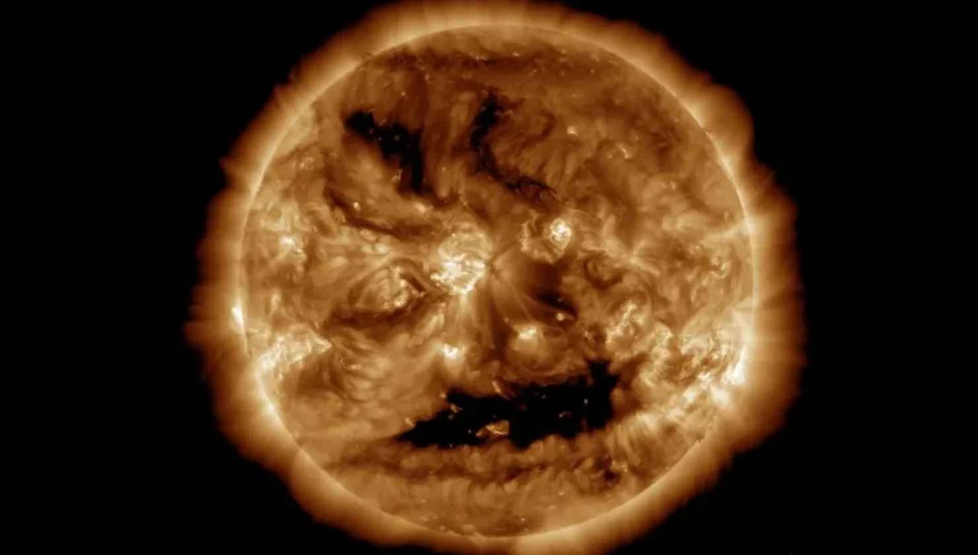 На Солнце появилась жуткая улыбка - символ Хэллоуина