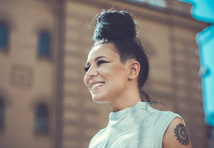 Співачка Йолка, яка народилася на Закарпатті, "викинула" зі свого хіта згадку про Україну