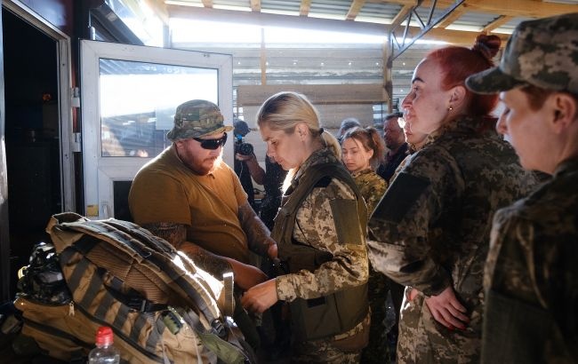 Женщин надо учить воевать так же, как и мужчин, - военный эксперт