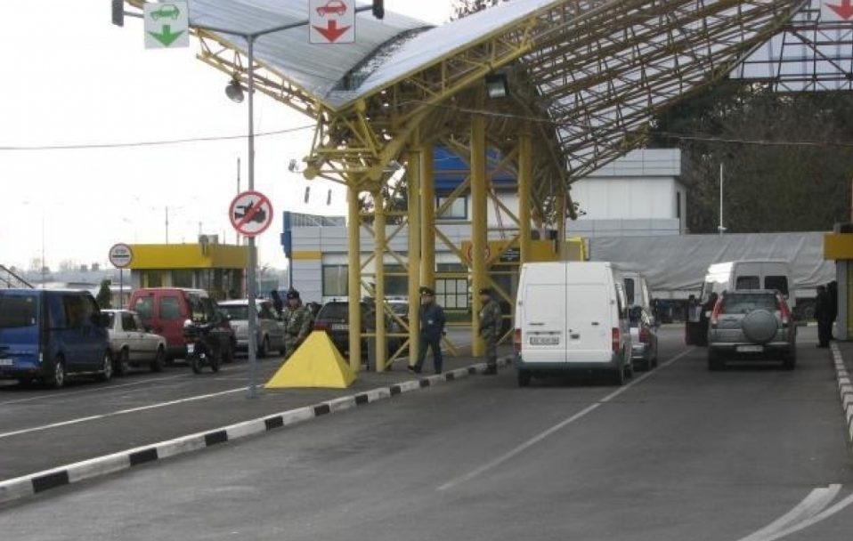 Выезд за границу: украинцев предупредили о возможных задержках на пунктах пропуска