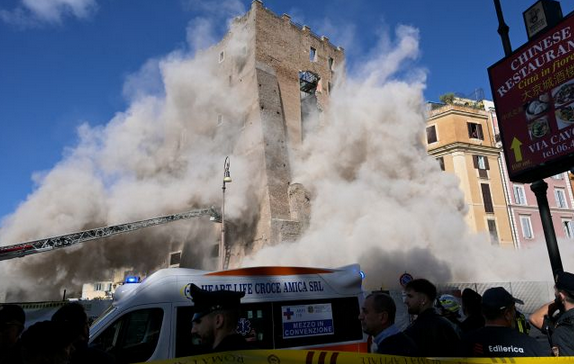 У центрі Риму обвалилася історична вежа: під завалами шукають людину