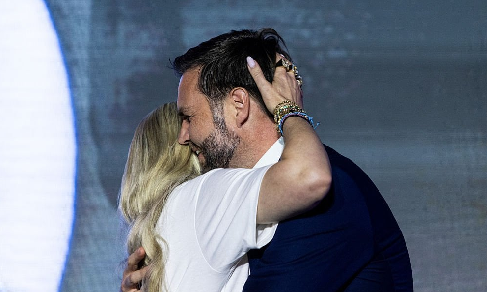 Обійми Венса і вдови активіста Кірка викликали підозри