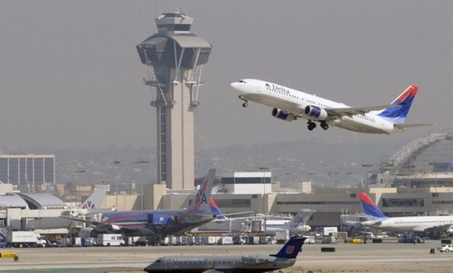 Крупнейшие аэропорты США значительно сокращают количество рейсов из-за шатдауна, - Reuters