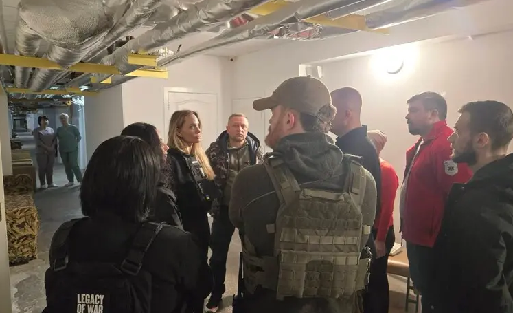 Анджелина Джоли поделилась впечатлениями от визита в Украину