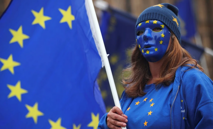 Еврокомиссия обеспокоена количеством россиян в Венгрии и Сербии