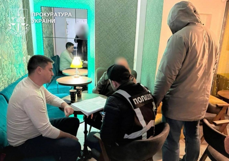 Инсценировали "действие лазерного оружия": мошенники обманули американского волонтера на 3,2 млн гривен