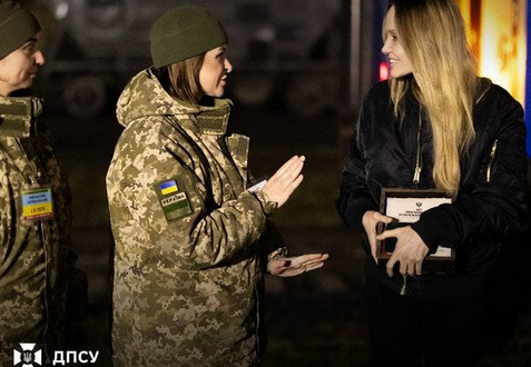 Джолі помітили на виїзді з України: що подарували їй прикордонники