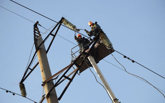 Ворог застосував нову тактику ударів: в Міненерго розповіли, де найважче зі світлом