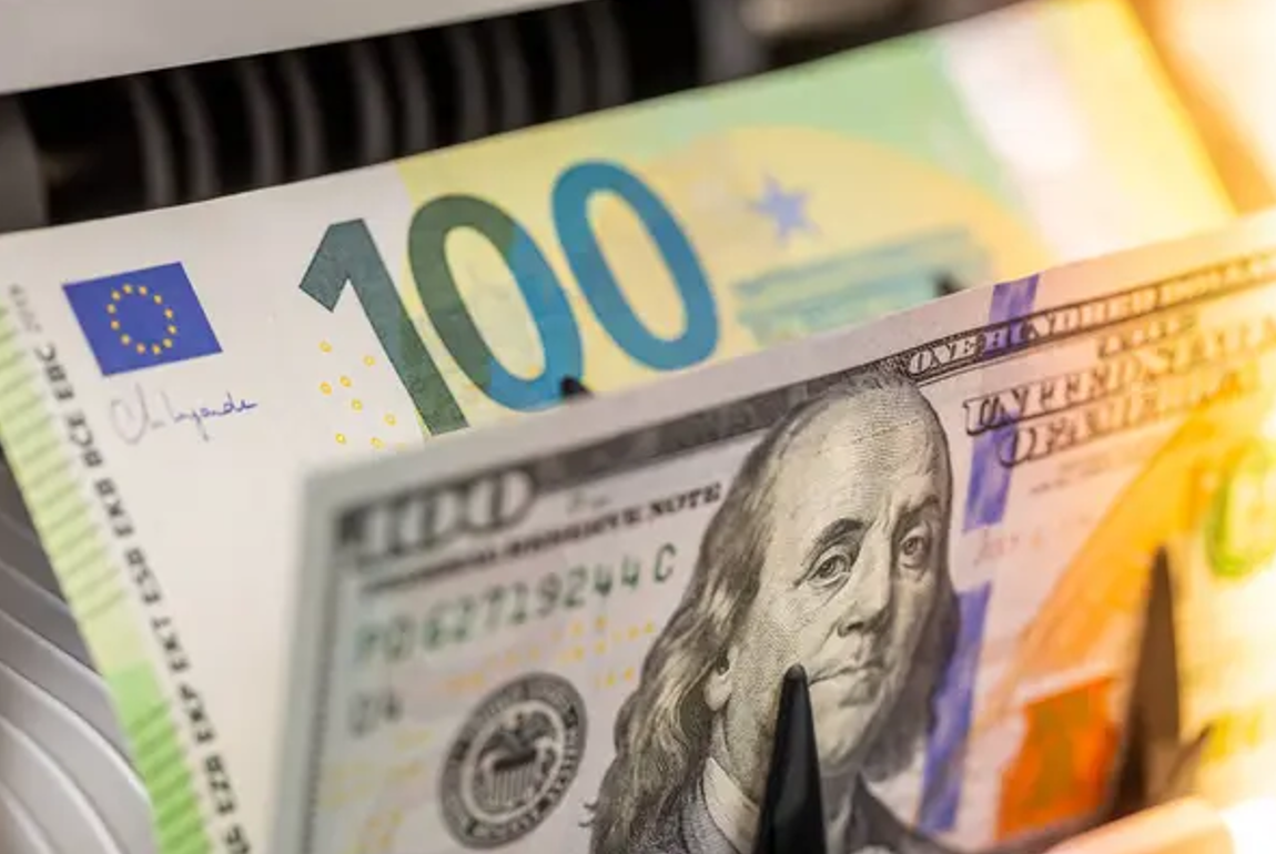 Курс валют в обмінних пунктах: скільки коштують долар та євро