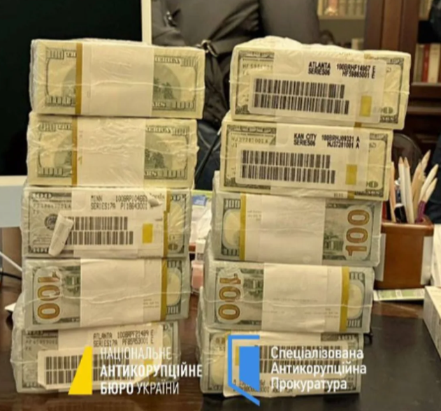 В соцсетях отметили интересную деталь в долларах, которые изъяли детективы НАБУ